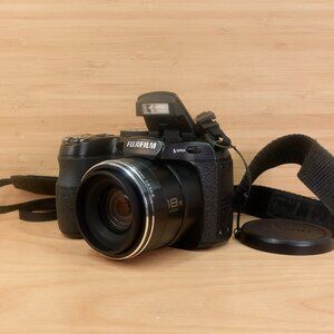 Fujifilm FinePix S1800 / Digital Camera with 18x Zoom / Black / Tested